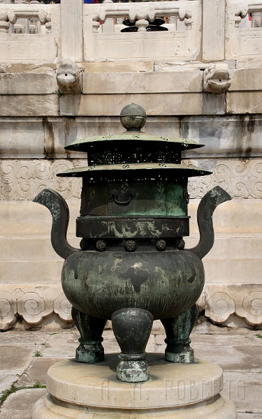 fc12.jpg - This is a incense burner... a really big incense burner.