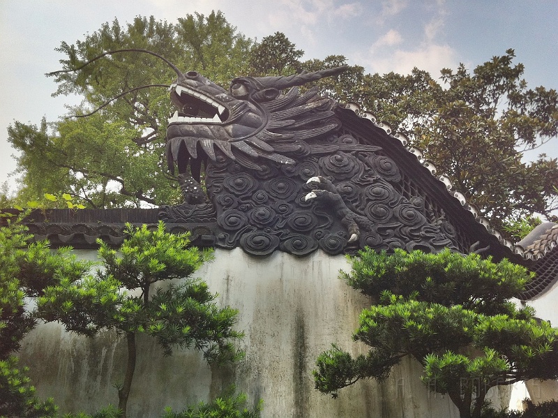 sh14.jpg - If I had walls in my garden I would put a dragon on them too.