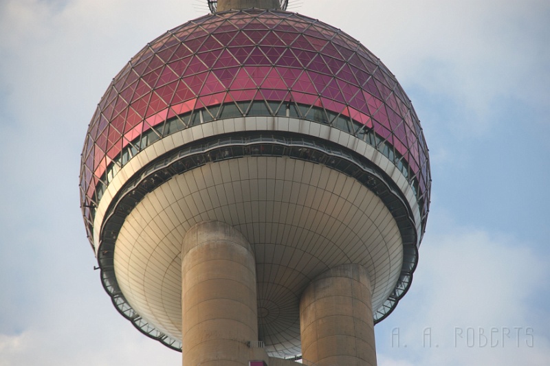 sh21.jpg - This shot will give you an idea of how big this thing is.  Look very closely at the first ring of dark squares at the bottom of the pearl.  Thos are people looking out of the windows.