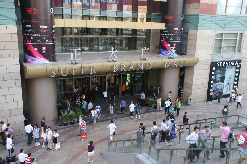 sh22.jpg - Super Brand Mall!  This place actually had an excellant food court.  You could get a bunch of different styles.