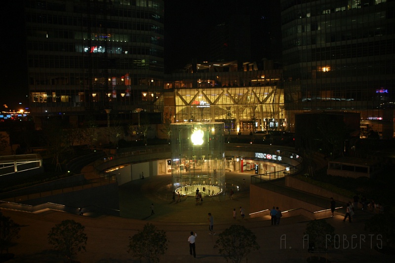 sh24.jpg - This is right near Super Brand mall.  This is where people come to worship at the altar of Apple.