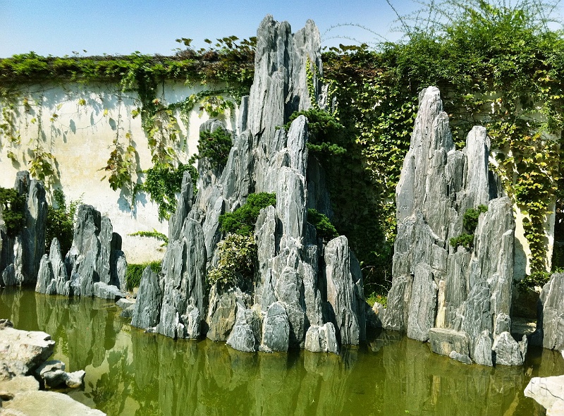 sh51.jpg - They really know how to set up their rocks in the garden.