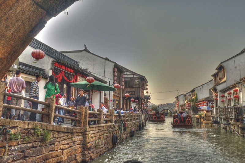 sh82.jpg - Traffic is busy in Chinese Venice.