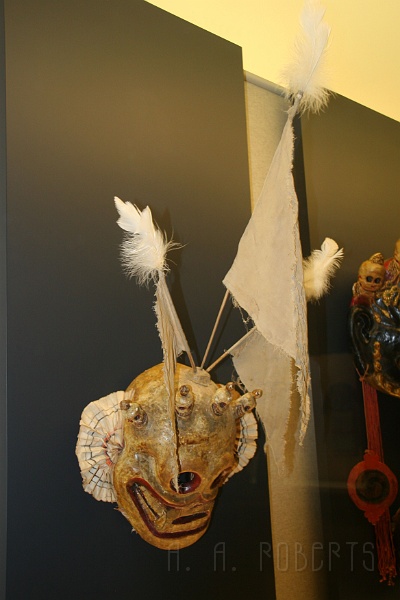 sh99.jpg - Definitely a skull thing going on.