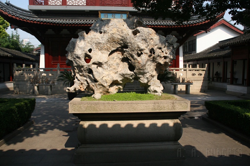 sj93.jpg - They imported this rock from the beach.