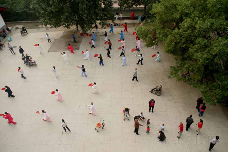 fan3.jpg - Everytime they snapped their fans out it made a very dramatic sound.