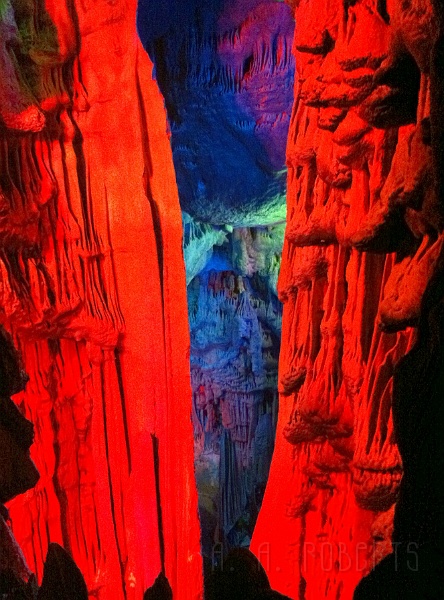 cave2.jpg - These are the curtain rocks.