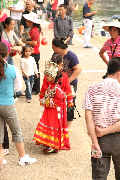 quilin7.jpg - You can dress up in traditional garb and get your photo taken.