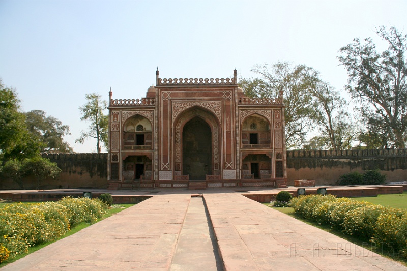 IMG_6023.JPG - This is a red sandstone out building... just like the Taj!  See!  I wasn't lying!