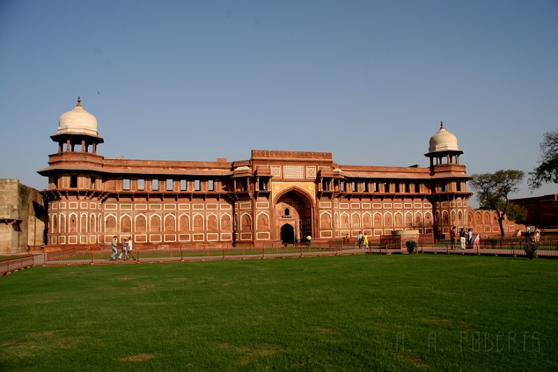 IMG_6048.JPG - A fort with a lawn...
