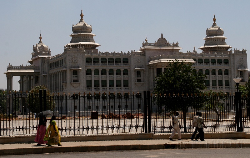 IMG_5568.JPG - A lazy Saturday afternoon by the palace.