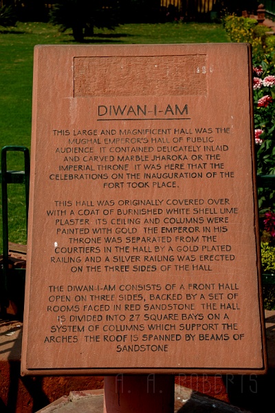 IMG_5935.JPG - Here's the low down on the next shot.  The Diwan-I-Am is inside the fort and was a favorite hang out of Sam-I-Am of Dr. Suess fame.