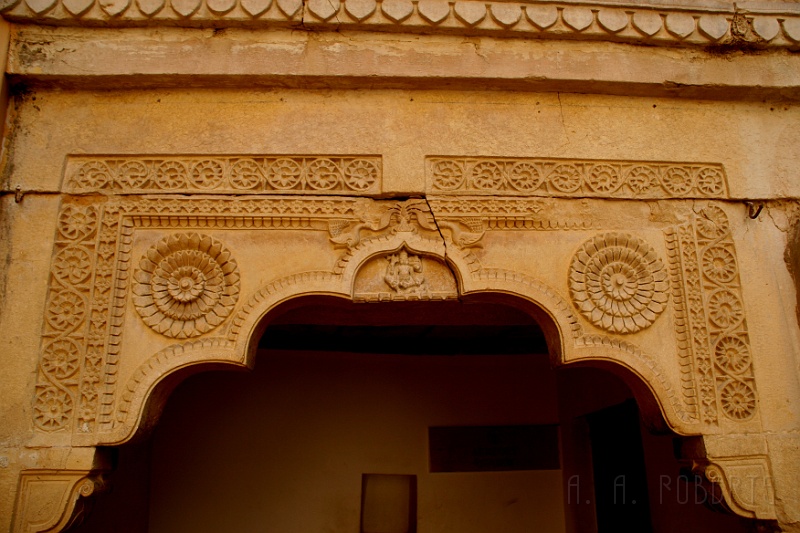 IMG_6246.JPG - Check out Lord Ganesha sculpted in the cetner archway.