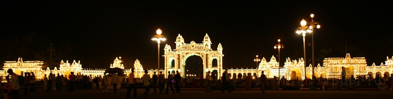 IMG_5810.JPG - This is what the main gate looks like.