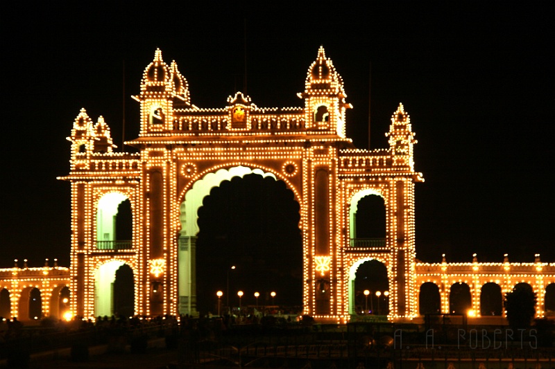 IMG_5816.JPG - Here's a close up of the main gate.