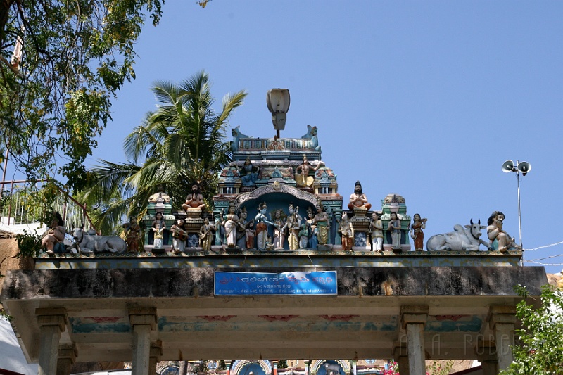 IMG_5102.JPG - They have these really cool sculptures of the Gods all over the place in India.  Obviously they are big at the various temples.