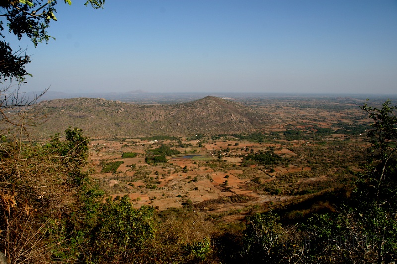 IMG_5145.JPG - We can see just a few farms and that is it.  It is very different from Tumkur and Bangalore where it is wall to wall people.