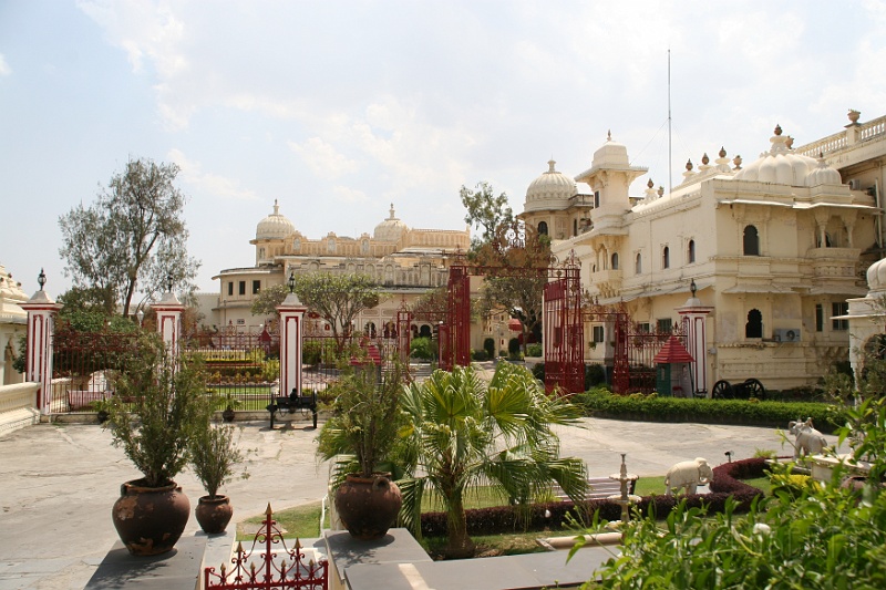 IMG_6818.JPG - This is where the Maharaja actually lives... behind the red fence... NO I didn't go bust in on him.