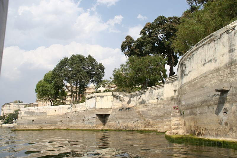 IMG_6827.JPG - Now where on the boat ride you can also get with the tour.  These are the lake retaining walls.  The lake is manmade.  Of course it was made a real long time ago.