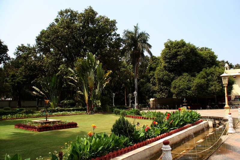 IMG_6921.JPG - The next day we took a tour of Udaipur.  These are the city gardens.