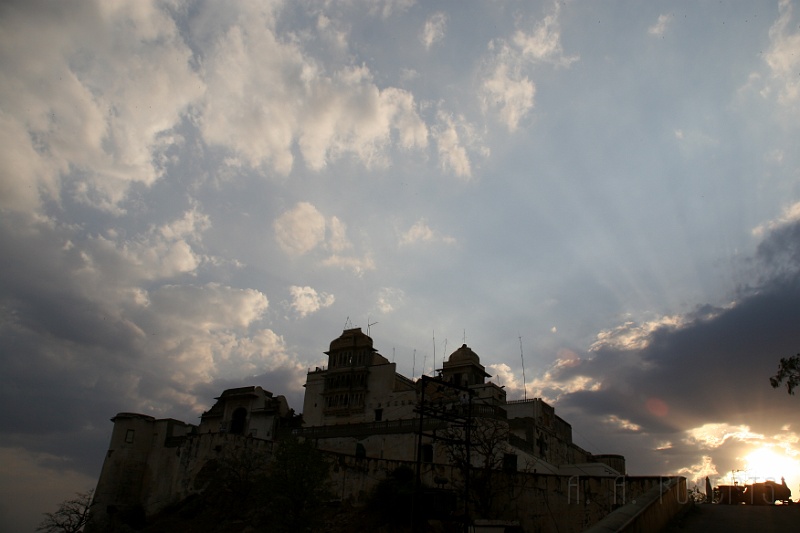 IMG_6963.JPG - The Monsoon Palace awaits...