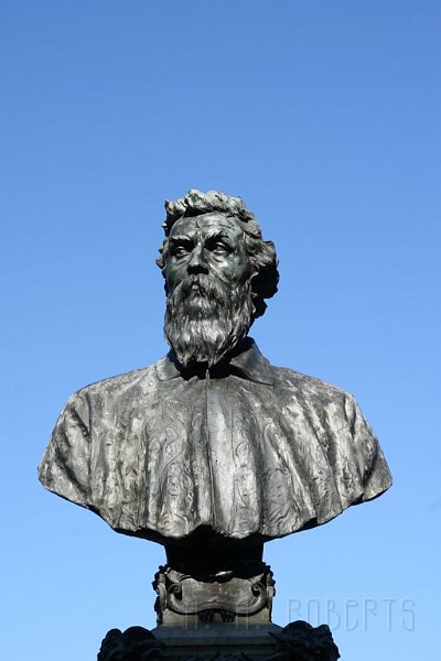 IMG_3891.jpg - This a guy who's statue is on the Pont Vecchio.  Maybe he's Mr. Vecchio of the bridge building Vecchio's?