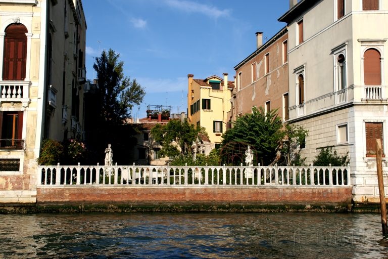 IMG_3548.jpg - A garden on the grand canal.