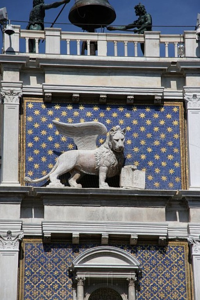 IMG_3642.jpg - The symbol of Venice on the tower.