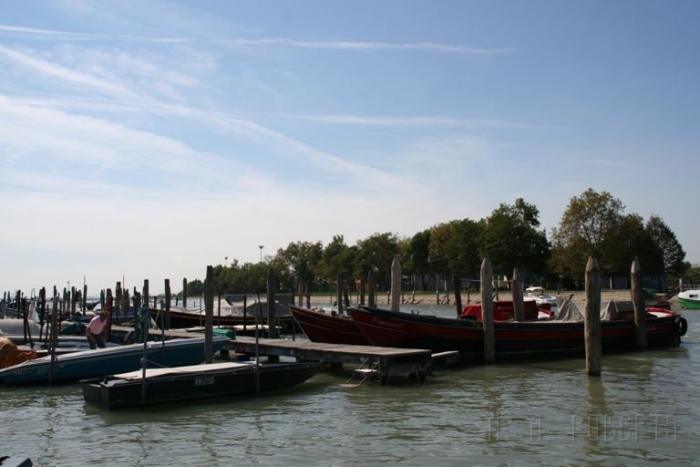 IMG_3664.jpg - You take the Water Bus to Burano.  This is a nearby dock.
