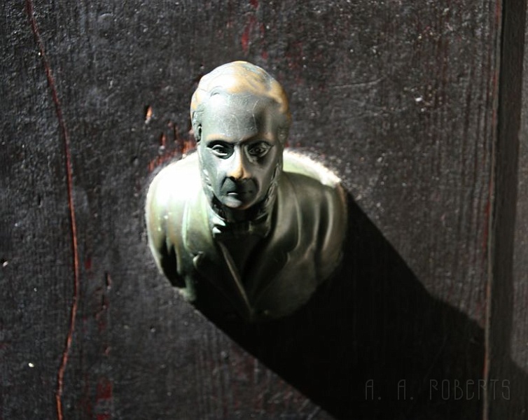 new-1.jpg - I really liked this door handle.