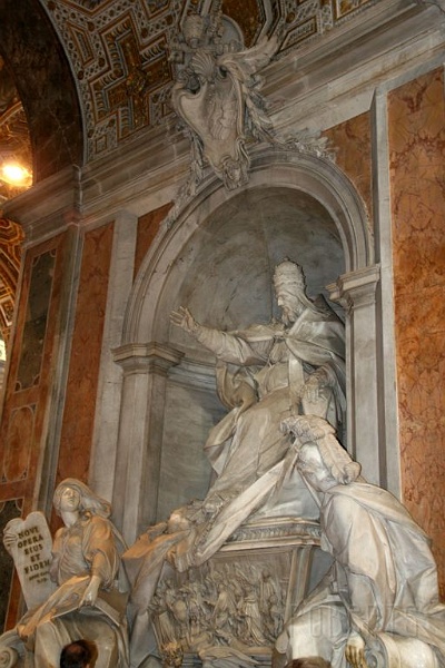 IMG_4121.jpg - This is one of the many popes who had a statue made of him.  They didn't have photography way back then.  It's a lot easier now.