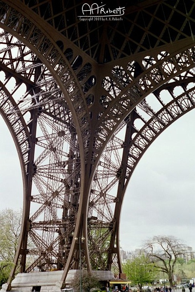 eiffel9.jpg - A leg up.