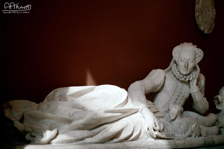 louvre-statue5.jpg - People just hang out where ever they want in the Louvre.