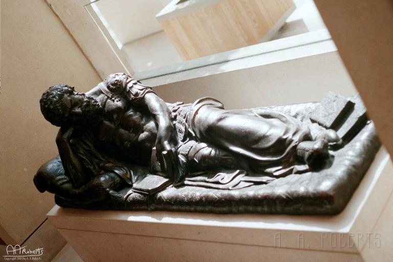 louvre-statue9.jpg - Sitting down with a good book.