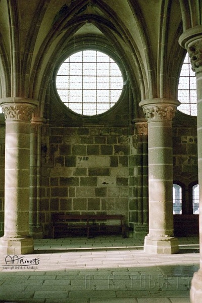 mont14.jpg - Thats a very round window.