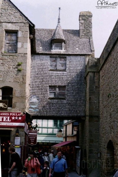 mont32.jpg - The streets are tiny.  No cars!