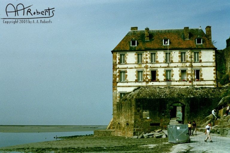 mont33.jpg - This is where some people actually live who work for the church... like monks and stuff.