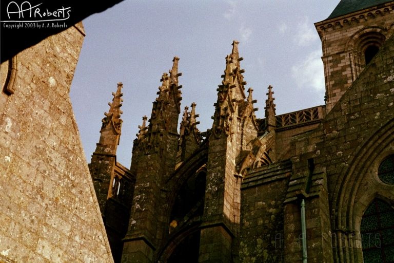 mont8.jpg - There are a couple of different architechtural styles evident.