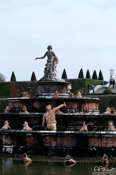 foutain1.jpg - Cool fountain huh?