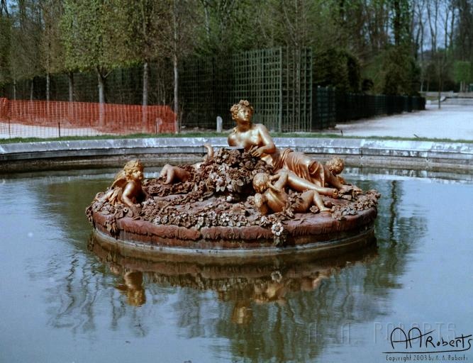 foutain4.jpg - Freakin' mermaids!