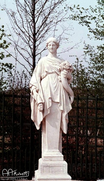 versailles-statue-3.jpg - I guess they weren't big on legs.